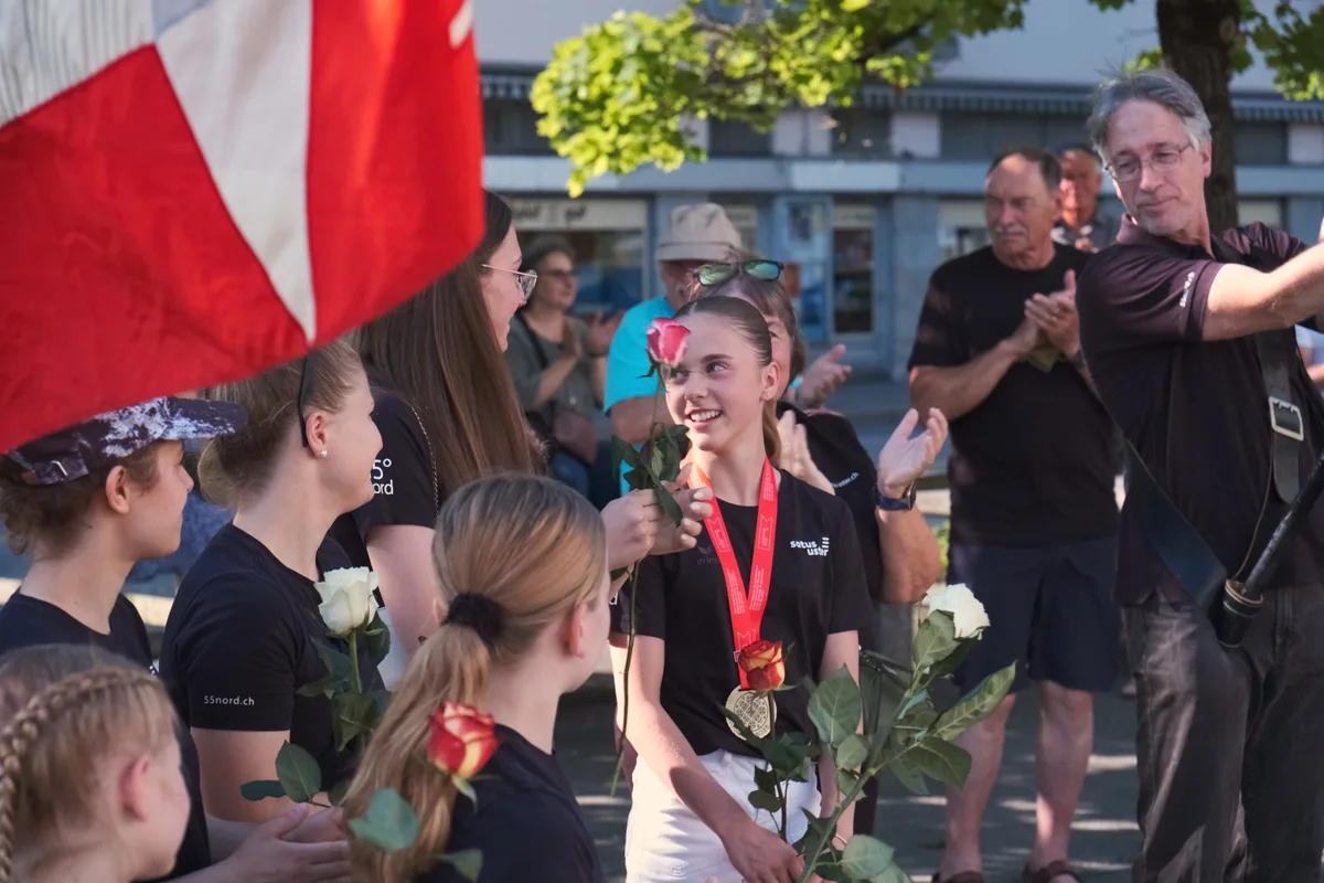 Eine junge Turnerin mit Medaille um den Hals.